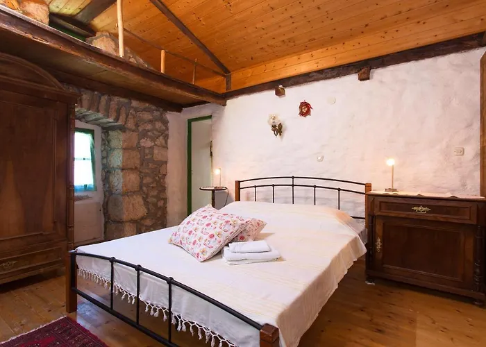 Semesterbostad Family Friendly House With A Parking Space Sveta Jelena, Opatija - 7729 Martina